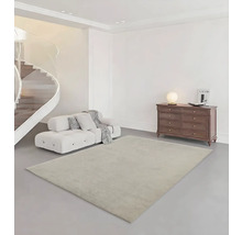 Wohnzimmer mit hellem Teppich, Sofa und Kommode