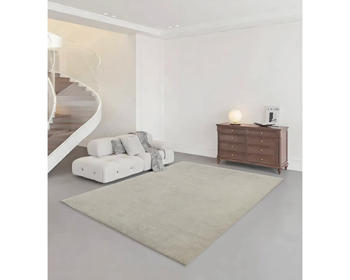 Wohnzimmer mit hellem Teppich, Sofa und Kommode