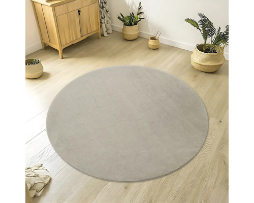 Runde, flauschige Teppich auf Holzboden in einem Wohnzimmer