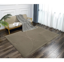 Gemusterter Teppich im Wohnzimmer mit Sofa und Vorhängen
