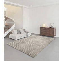 Helles Wohnzimmer mit modernem Teppich, Sofa und Kommode.