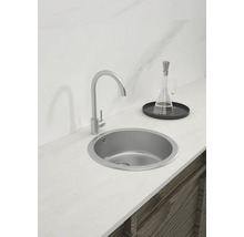 Runde Edelstahlspüle mit Wasserhahn auf einer Küchentheke