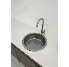 Runde Edelstahlspüle mit Wasserhahn auf einer Arbeitsplatte