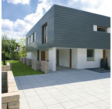 Modernes Haus mit Fassade, Garten und Pflastersteinen