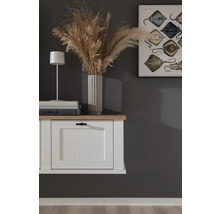 Dekoratives Wohnzimmer mit Kommode, Tischlampe, Vase und Bild