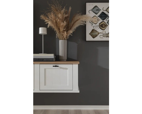 Dekoratives Wohnzimmer mit Kommode, Tischlampe, Vase und Bild