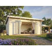 Holzgartenhaus mit offenen Doppeltüren und heller Inneneinrichtung