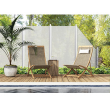 Zwei Gartenstühle auf einer Holzterrasse neben einem Pool