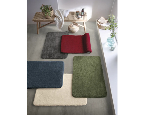 Verschiedene Badteppiche in einem Badezimmer-Setup