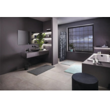Modernes Badezimmer mit Waschtisch, Spiegel, Badewanne und Fenster