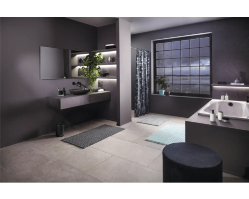 Modernes Badezimmer mit Waschtisch, Spiegel, Badewanne und Fenster