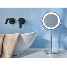 Badezimmer Waschbecken mit Armatur und beleuchtetem Kosmetikspiegel