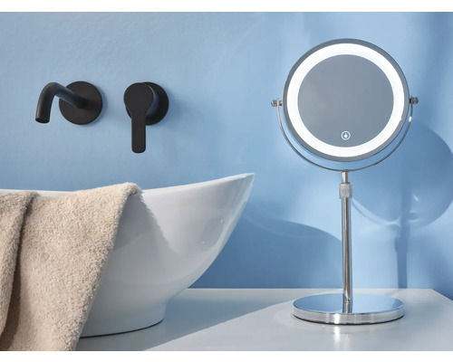 Badezimmer Waschbecken mit Armatur und beleuchtetem Kosmetikspiegel