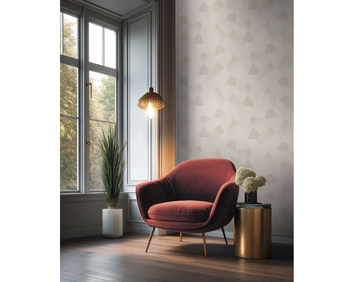 Wohnzimmer mit Sessel, Lampe und Zimmerpflanze vor einem Fenster