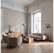 Wohnzimmer mit Sofa, Sesseln, Holztisch und Kommode in hellem Design