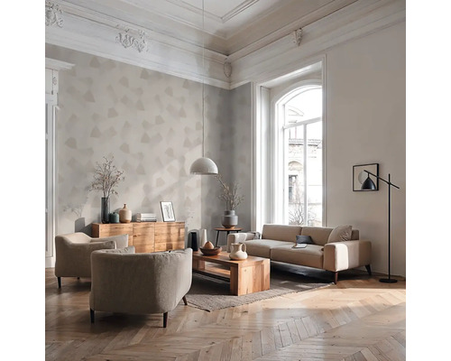Wohnzimmer mit Sofa, Sesseln, Holztisch und Kommode in hellem Design
