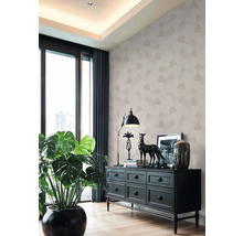 Wohnzimmer mit Kommode, Zimmerpflanze und Dekoration
