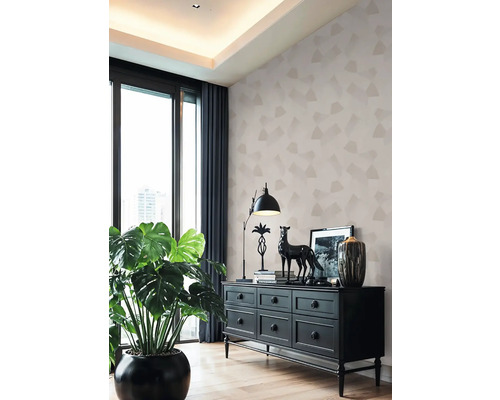 Wohnzimmer mit Kommode, Zimmerpflanze und Dekoration