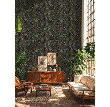 Wohnzimmer mit floral gemusterter Tapete, Holzmöbeln und Zimmerpflanzen für eine gemütliche Atmosphäre.