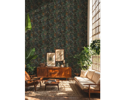 Wohnzimmer mit floral gemusterter Tapete, Holzmöbeln und Zimmerpflanzen für eine gemütliche Atmosphäre.