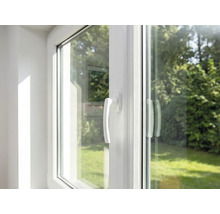 Nahaufnahme eines weißen Kunststofffensters mit Fenstergriff