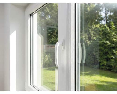 Nahaufnahme eines weißen Kunststofffensters mit Fenstergriff