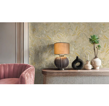 Innenraum mit floral gemusterter Tapete, Tischleuchte, Dekoration und rosa Sessel
