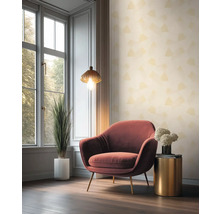 Zimmer mit Sessel, Beistelltisch, Stehlampe und Zimmerpflanze