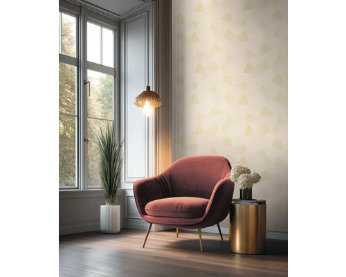 Zimmer mit Sessel, Beistelltisch, Stehlampe und Zimmerpflanze