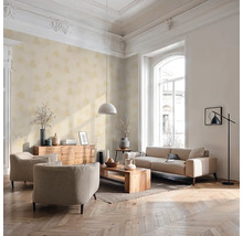Wohnzimmer mit Sofa, Sesseln, Holztisch, Kommode und Tapete in einem hellen, geräumigen Design