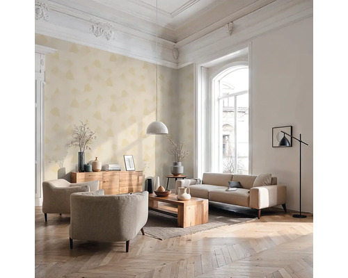 Wohnzimmer mit Sofa, Sesseln, Holztisch, Kommode und Tapete in einem hellen, geräumigen Design
