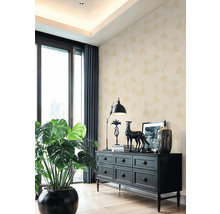 Wohnzimmer mit Kommode, Zimmerpflanze und Dekoration
