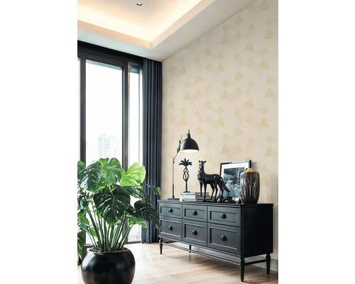 Wohnzimmer mit Kommode, Zimmerpflanze und Dekoration