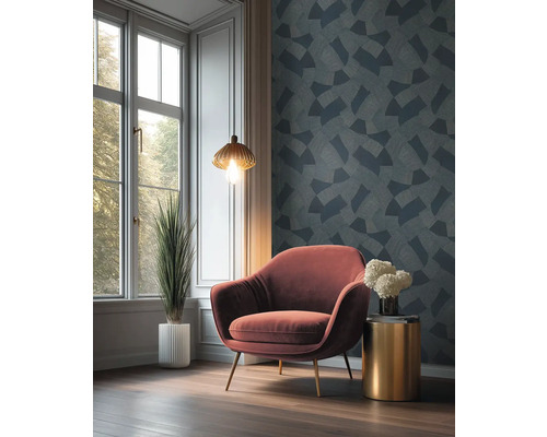 Wohnzimmer mit Sessel, Beistelltisch und gemusterter Tapete