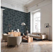 Wohnzimmer mit Sofa, Sessel, Holztisch und gemusterter Tapete