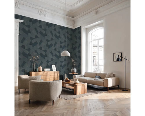 Wohnzimmer mit Sofa, Sessel, Holztisch und gemusterter Tapete