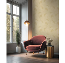 Interieuransicht eines Zimmers mit Sessel, Beistelltisch, Zimmerpflanze, Pendelleuchte und Fenster