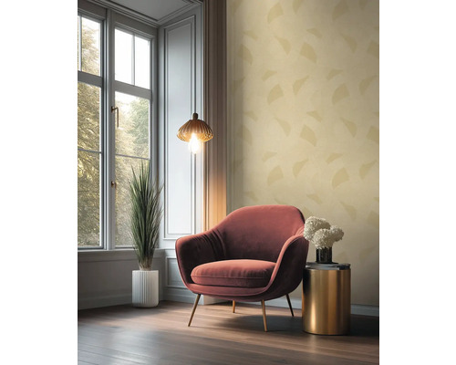 Interieuransicht eines Zimmers mit Sessel, Beistelltisch, Zimmerpflanze, Pendelleuchte und Fenster