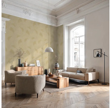 Helles Wohnzimmer mit Sofa, Sesseln, Holztisch und dekorativen Elementen.