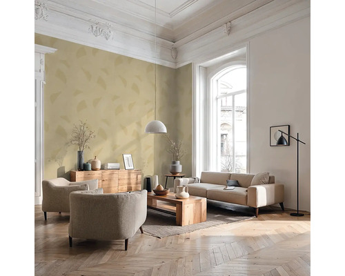 Helles Wohnzimmer mit Sofa, Sesseln, Holztisch und dekorativen Elementen.