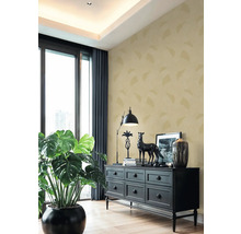 Wohnzimmer mit gemusterter Tapete, Kommode und Zimmerpflanze für eine angenehme Atmosphäre.