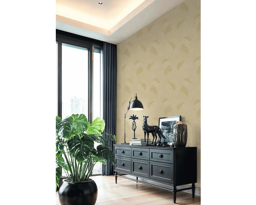 Wohnzimmer mit gemusterter Tapete, Kommode und Zimmerpflanze für eine angenehme Atmosphäre.