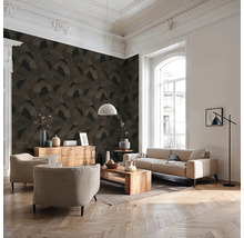Wohnzimmer mit gemusterter Tapete, Sofa, Sessel und Holztisch