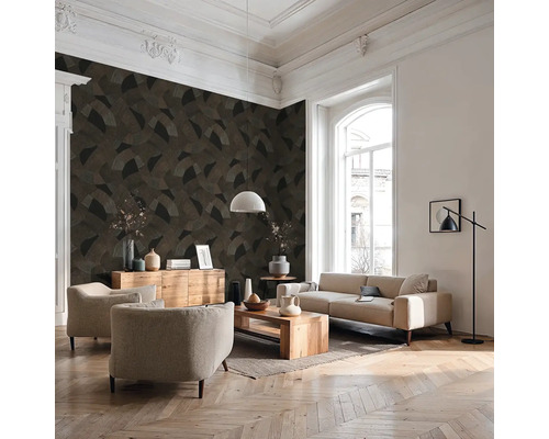 Wohnzimmer mit gemusterter Tapete, Sofa, Sessel und Holztisch