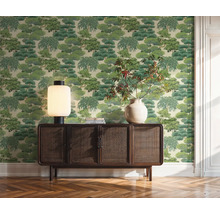 Wohnraum mit Tapete mit Baumdesign, Kommode aus Holz, Tischleuchte und Vase