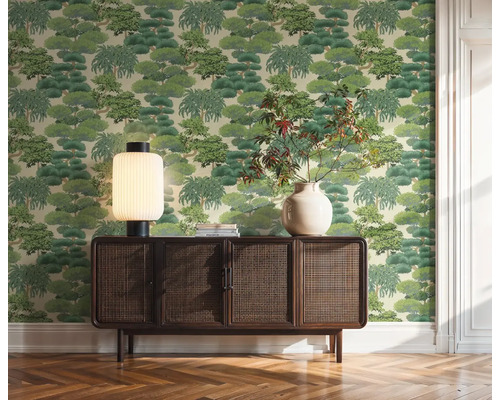 Wohnraum mit Tapete mit Baumdesign, Kommode aus Holz, Tischleuchte und Vase
