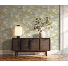 Wohnraum mit gemusterter Tapete, Kommode, Lampe und Vase
