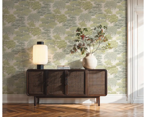 Wohnraum mit gemusterter Tapete, Kommode, Lampe und Vase