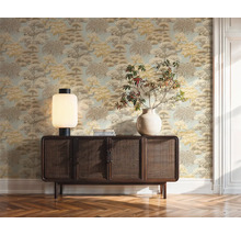 Dekoratives Zimmer mit gemusterter Tapete, Holzfußboden und einem Sideboard mit Lampe und Vase
