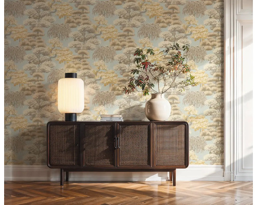 Dekoratives Zimmer mit gemusterter Tapete, Holzfußboden und einem Sideboard mit Lampe und Vase